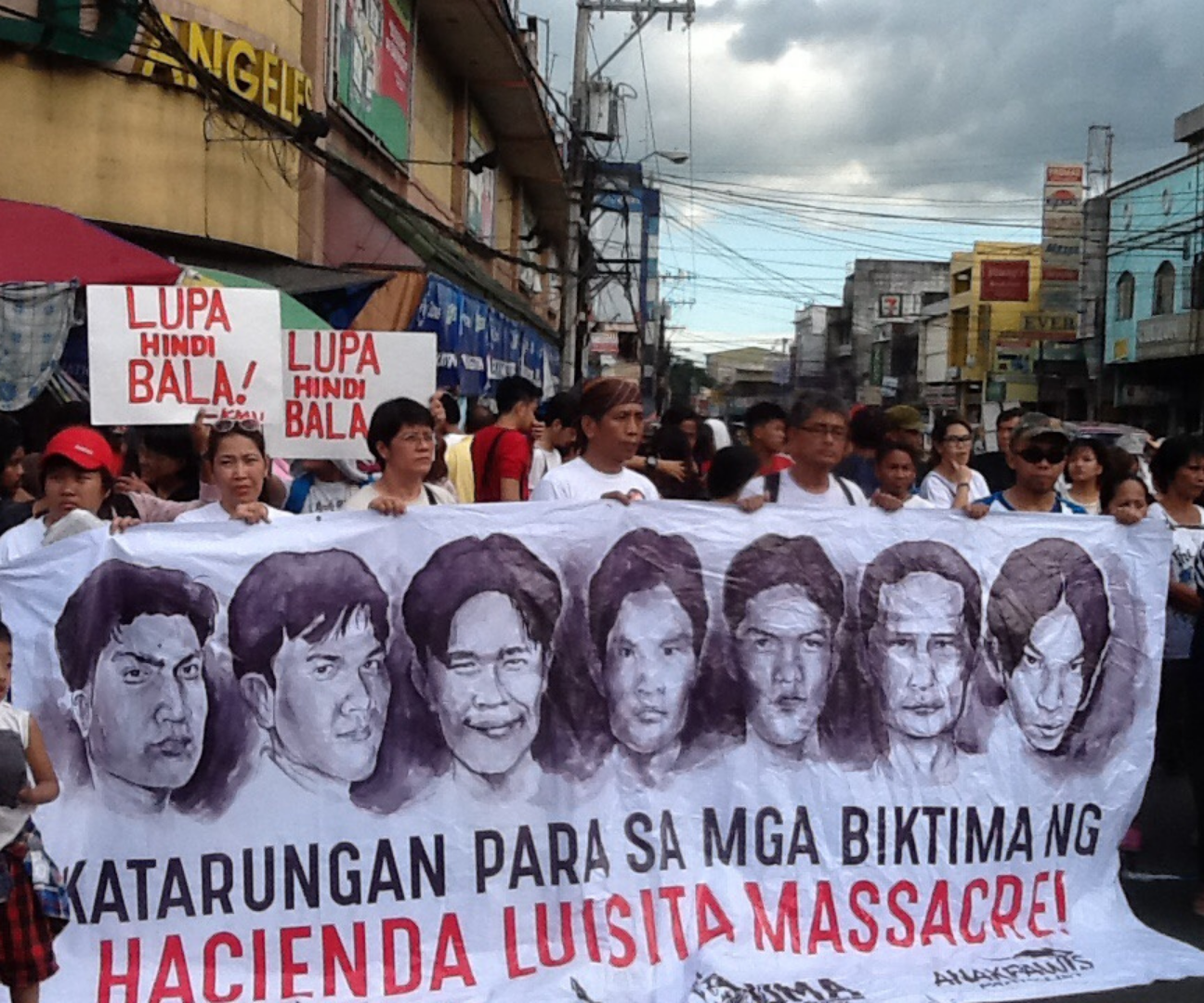 Protesters are asking for justice for the lives taken by the Hacienda Luisita Massacre ('13 years without justice yet in Hacienda Luisita Massacre', 2017)